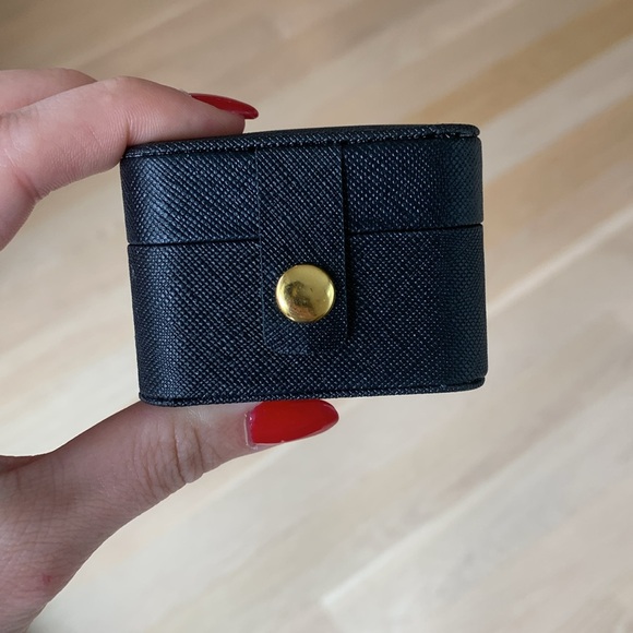 Black leather travel ring case with gold hardware - Picture 2 of 4